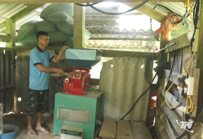 Có điện lưới ổn định, ông Dương Văn Vằn (Khuổi Tạo, thôn 5, xã Yên Phong) đầu tư máy xay xát phục vụ gia đình và các hộ dân trong khu.