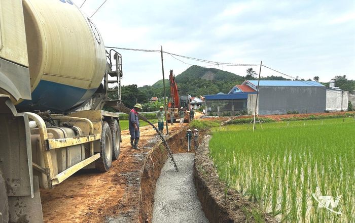 Tuyến đường Bãi Hội - Khuôn Ca được mở rộng từ khoảng 4m lên 7-8m nhờ sự đồng thuận hiến đất, tài sản trên đất của người dân.