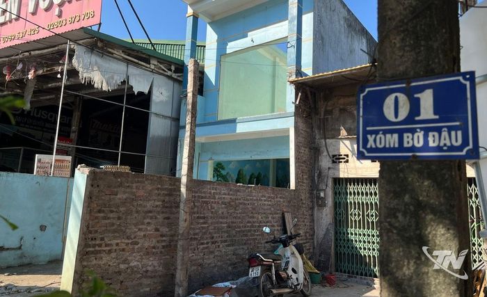 Các hộ dân tại xóm Bờ Đậu, đầu tuyến đường Vành đai I, di chuyển tài sản, tháo dỡ công trình để bàn giao mặt bằng.