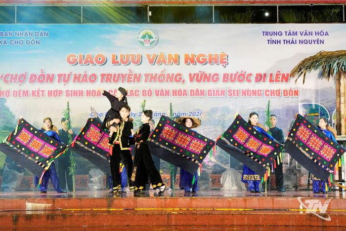 Các tiết mục văn nghệ mang đậm màu sắc văn hóa địa phương tại chợ đêm ATK Chợ Đồn.