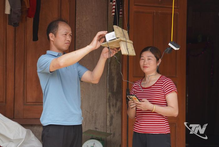 Xã Phong Quang vận động nguồn lực hỗ trợ 6 hộ còn thiếu hụt về viễn thông và phương tiện tiếp cận thông tin, góp phần bảo đảm người dân được tiếp cận các dịch vụ xã hội cơ bản.