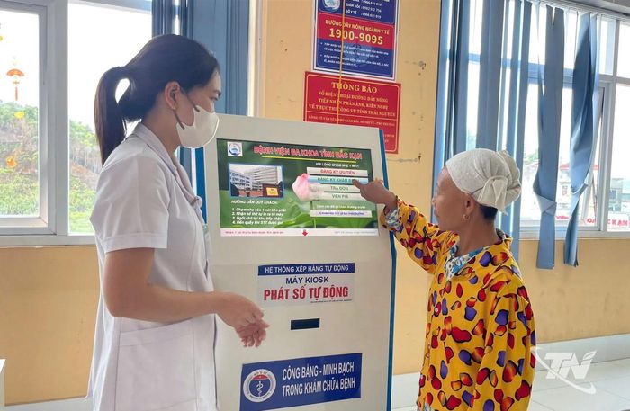 Người dân đến khám, chữa bệnh tại cơ sở y tế, lấy số thứ tự qua Kiosk tự động.