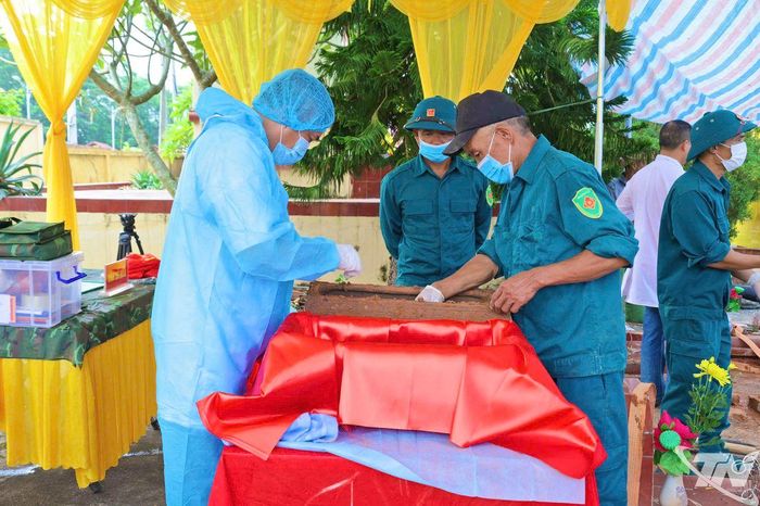 Cơ quan chuyên môn thực hiện lấy mẫu ADN hài cốt liệt sĩ.