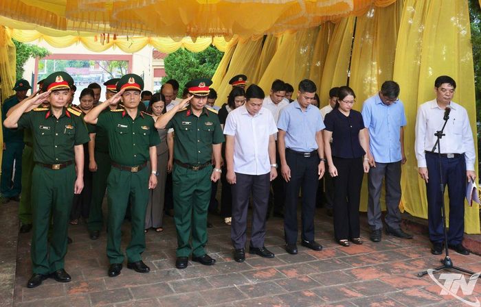 Các đại biểu dâng hương tưởng niệm các Anh hùng liệt sĩ.