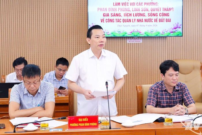 Đại diện các phường báo cáo tại buổi làm việc.