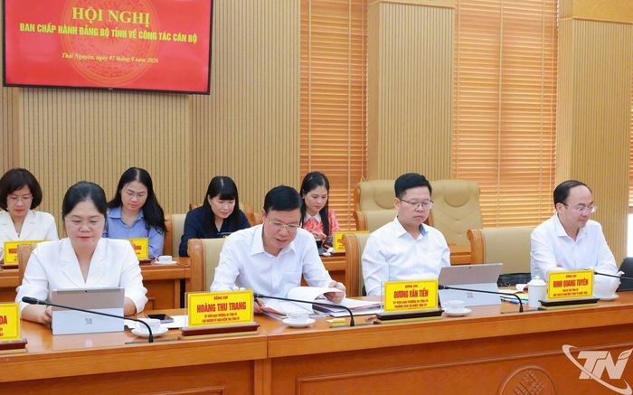 Các đồng chí lãnh đạo tỉnh và đại biểu dự Hội nghị.