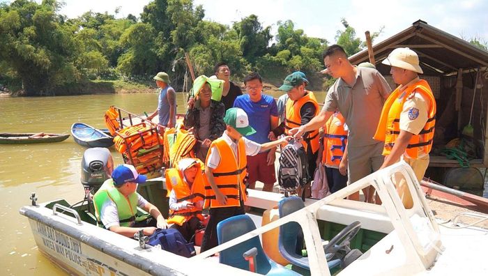 Lực lượng Cảnh sát giao thông Công an tỉnh Thái Nguyên huy động phương tiện hỗ trợ người dân đưa học sinh đến trường.