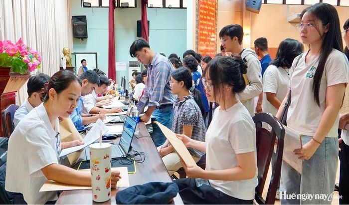 Tân sinh viên Trường Đại học Y - Dược làm thủ tục nhập học.
