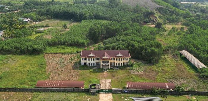 Sau khi lấy 40ha đất và xây trụ sở, Nhà máy xi măng Nam Đông đã gây lãng phí về đất đai hơn 15 năm nay.