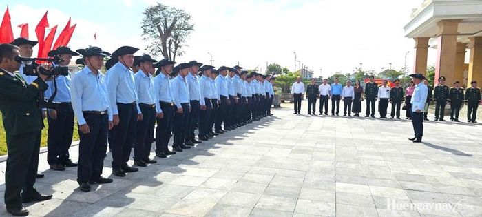  Cán bộ, nhân viên Đội 192 nghe giao nhiệm vụ trước khi lên đường thực hiện nhiệm vụ mùa khô 2026-2027