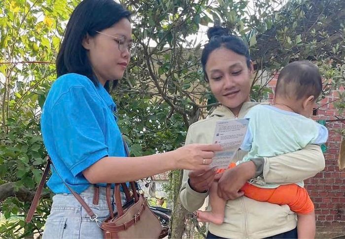 Chị Phạm Thị Thanh Loan, Chuyên viên BHXH cơ sở A Lưới, bám bản, bám dân để tuyên truyền, vận động tham gia BHXH tự nguyện. Ảnh: NVCC