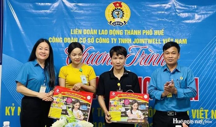 Liên đoàn Lao động thành phố tặng dụng cụ học tập cho con đoàn viên, người lao động. 
