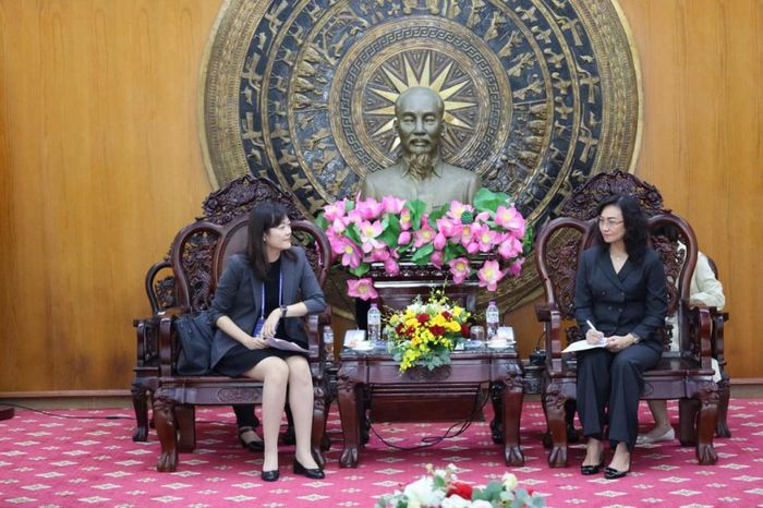 Đại diện Tập đoàn Mixue giới thiệu quy mô phát triển toàn cầu của Mixue với hơn 60 nghìn cửa hàng tại 17 quốc gia trên thế giới, riêng tại Việt Nam hiện đã có gần 1.000 cửa hàng đang vận hành hiệu quả.