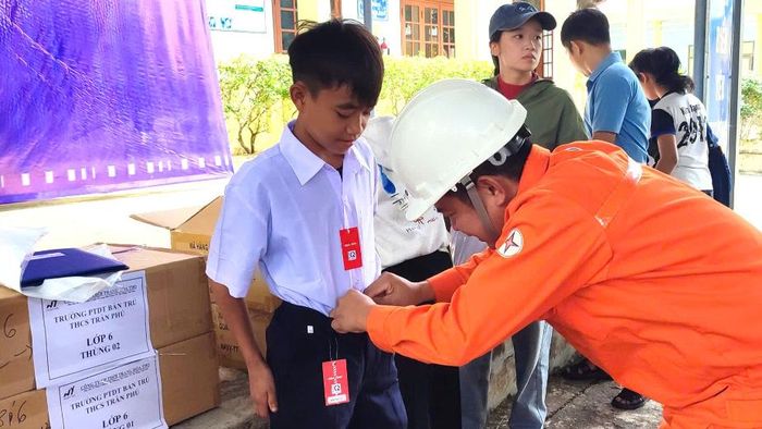 Công ty CP Thủy điện A Vương phối hợp với nhà may, đo trực tiếp cho từng em học sinh để bảo đảm đồng phục trao tặng vừa vặn, phù hợp với từng em.
