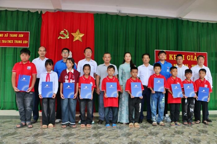 Các em học sinh có hoàn cảnh khó khăn nhận những phần quà tiếp sức động viên từ Công ty TNHH MTV Thủy điện Trung Sơn trước thềm năm học mới.