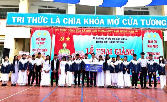 Đại diện Công ty Thủy điện An Khê - Ka Nak trao hỗ trợ tại Trường THPT Lương Thế Vinh, tỉnh Gia Lai