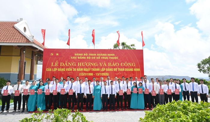 Đảng ủy Công ty Tuyển than Cửa Ông kết nạp lớp đảng viên 30 năm thành lập Đảng bộ Than Quảng Ninh 13/7 (1996 - 2026)