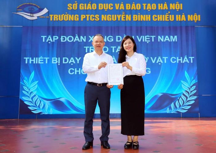 Hiệu trưởng trường PTCS Nguyễn Đình Chiểu Nguyễn Thị Tuyết Mai trao tặng thư cảm ơn Tập đoàn Xăng dầu Việt Nam