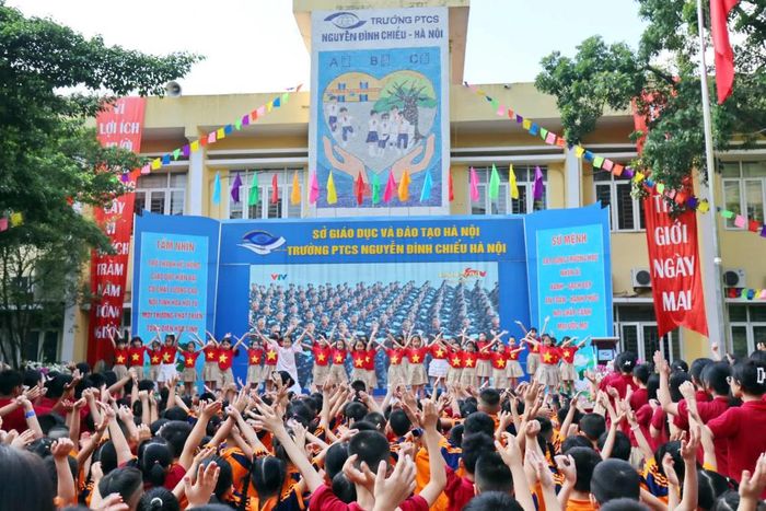 Đồng diễn dân vũ “Việt Nam tiếp bước tương lai” của học sinh toàn trường thay cho lời chào đầy năng lượng gửi tới năm học mới