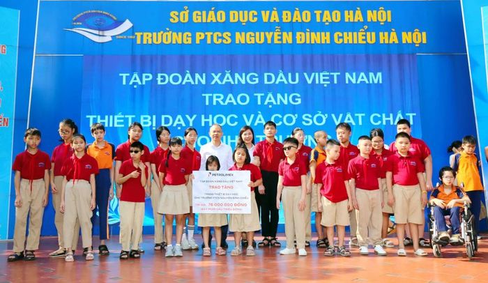 Phó Tổng Giám đốc Petrolimex Nguyễn Đình Dương đại diện Tập đoàn Xăng dầu Việt Nam trao trang thiết bị dạy học tặng các em học sinh Trường PTCS Nguyễn Đình Chiểu
