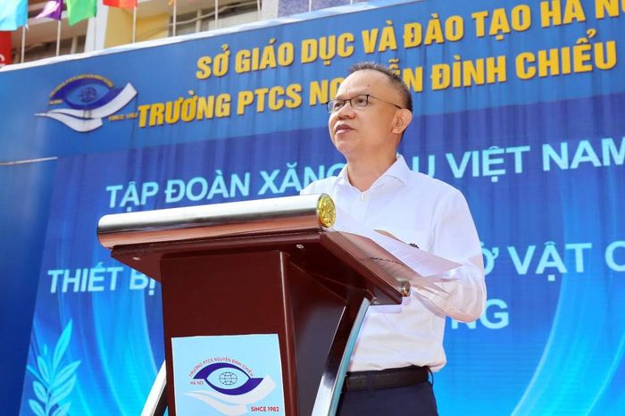 Phó Tổng Giám đốc Nguyễn Đình Dương chúc các em học sinh PTCS Nguyễn Đình Chiểu có một năm học mới thật nhiều niềm vui, luôn tự tin vào bản thân, chăm chỉ học tập và không ngừng tiến về phía trước