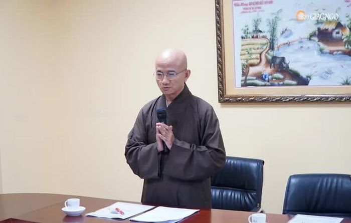 Thượng tọa Thích Thiện Quý phát biểu tại buổi họp