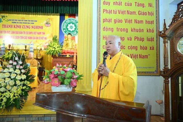 Đại diện Ban Chức sự các hạ trường tri ân Ban Trị sự Phật giáo tỉnh Ninh Bình 