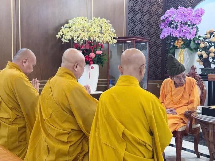 Chư tôn đức tác bạch cung thỉnh Trưởng lão Hòa thượng Thích Đức Nghiệp quang lâm chứng minh Đại giới đàn Thanh Kiểm - Ảnh: CTV