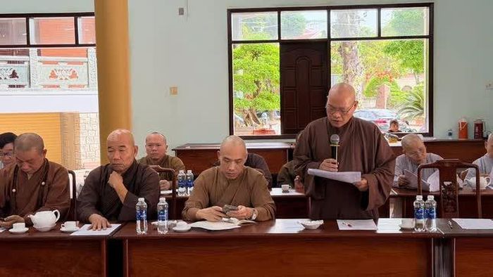 Chư tôn đức đóng góp nhiều ý kiến tại buổi họp
