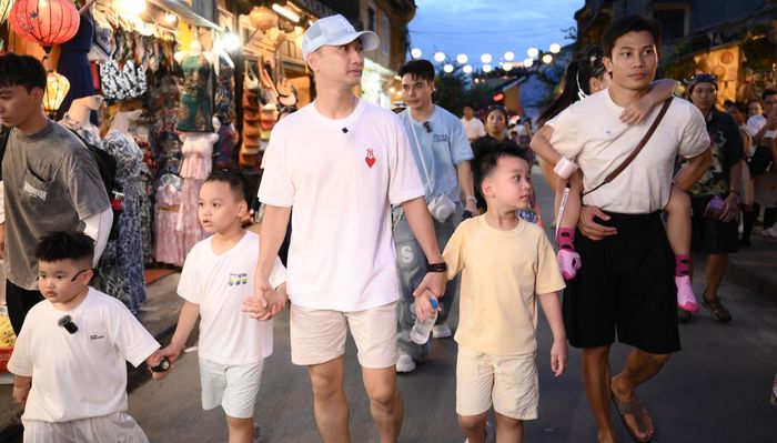 Các bố con dẫn nhau đi bán hàng tại phố cổ Hội An.