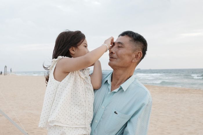 Phương Nam bên cha và bé Nguyên Ốc.