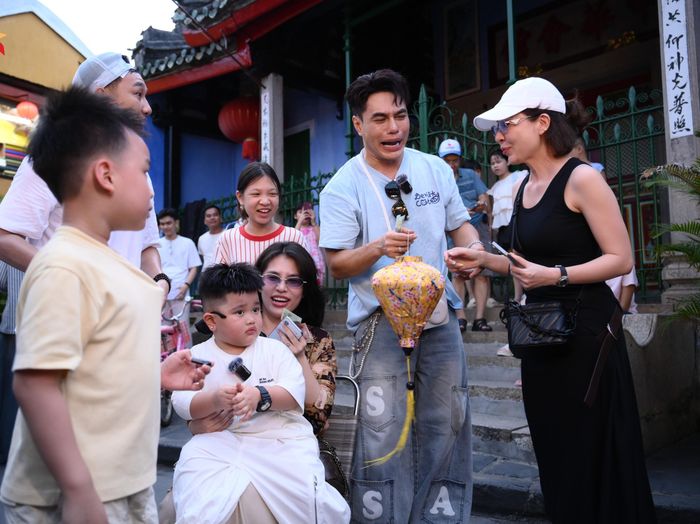 Lê Dương Bảo Lâm tích cực bán hàng.