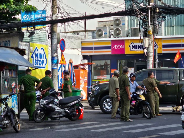 Lực lượng chức năng có mặt tại hiện trường vụ cháy.