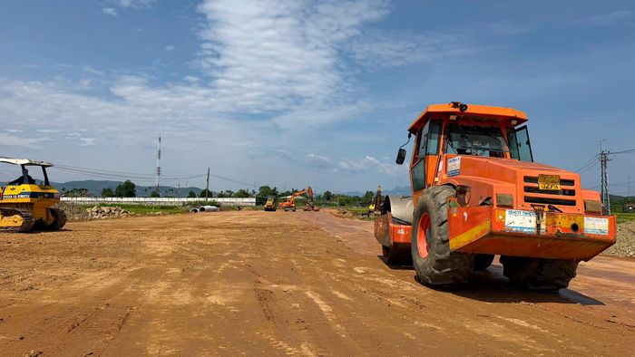 Cùng với đó là khẩn trương đắp đất nền đường đoạn chỉnh tuyến để loại bỏ khúc cua gấp qua đồng ruộng tại Km28+500 và sản xuất các loại cấu kiện bê tông. 