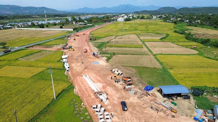 Sau 3 tháng triển khai trên thực địa, dự án đối mặt với nhiều khó khăn về biến động giá và nguồn cung vật liệu. Lũy kế giá trị khối lượng hoàn thành đến nay đã đạt khối lượng gần 24 tỷ đồng, tương đương gần 7% giá trị hợp đồng.