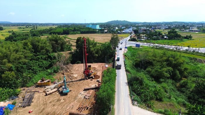 Theo ghi nhận của PV Báo Xây dựng vào những ngày đầu tháng 9, sau kỳ nghỉ lễ, công trường dự án sôi động trở lại với nhiều mũi thi công được tổ chức dọc tuyến. Tại Cầu Bà Mẹo, nhà thầu Trường Thành đang tập trung đẩy nhanh hạng mục cọc khoan nhồi, gia công lồng thép. 