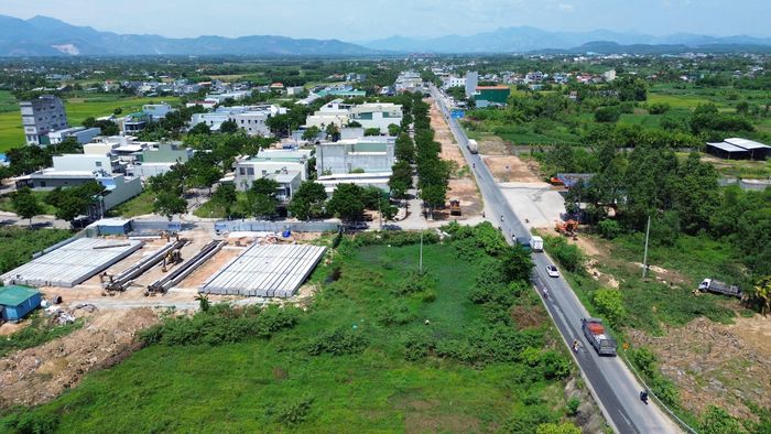 Giám đốc Ban Quản lý dự án đầu tư xây dựng các công trình giao thông tỉnh Quảng Ngãi Trần Hoàng Vĩnh cho biết, đến nay dự án đã giải ngân gần 140 tỷ đồng, đạt khoảng 72% kế hoạch vốn năm. Dự kiến đến hết năm, sẽ giải ngân toàn bộ 194 tỷ đồng kế hoạch vốn bố trí năm 2026. Hiện tại, đơn vị tập trung đôn đốc các nhà thầu triển khai đồng loạt các mũi thi công dọc tuyến, bám sát yêu cầu về tiến độ và giải ngân công trình.