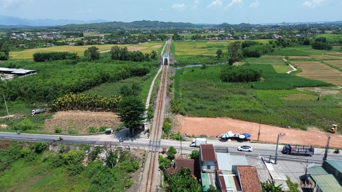 Điểm đầu tuyến của dự án giao với đường sắt Bắc - Nam, thuộc địa phận phường Trương Quang Trọng (xã Tịnh Ấn Tây cũ). Theo thiết kế, vị trí này sẽ xây dựng nút giao khác mức bằng cầu vượt 5 nhịp, dài hơn 143m, rộng 17,4m và có đường gom để tổ chức giao thông, loại bỏ việc chờ tàu. Tuy nhiên, hiện tại người dân khu vực ảnh hưởng bởi dự án vẫn chưa thống nhất với giải pháp này, khiến dự án gặp trở ngại.