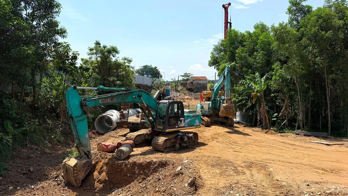 Lượng lớn xe máy, thiết bị, nhân công và vật tư đã được huy động đến chân công trường để tổ chức thi công các hạng mục công trình theo thiết kế.