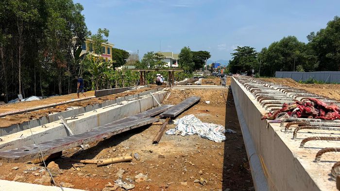 Những phiến dầm đầu tiên của cầu Bà Tá đã được đúc xong, nhà thầu đang khẩn trương gia công thép, căng kéo cáp trên bệ đúc dầm để tiếp tục sản xuất các phiến dầm còn lại, gia tăng sản lượng thi công.
