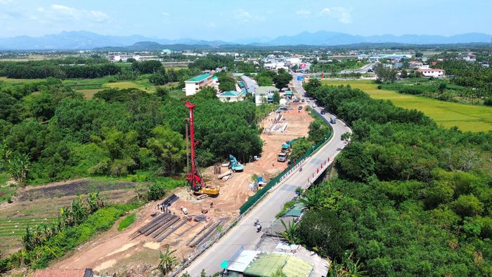 Còn tại mũi thi công cầu Bà Tá ở Km25+250, nhà thầu Trường Phát Lợi đã hoàn thành những lỗ khoan cọc nhồi đầu tiên, đang tập trung thao tác để nhanh chóng hoàn thành hạng mục này.