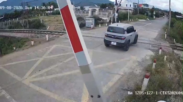 Tại nhiều đường ngang, không ít người vẫn có tâm lý "tranh thủ" vượt qua đường sắt khi đèn đỏ đã bật hoặc khi cần chắn đang hạ.