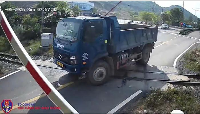 Một xe tải cố tình vượt khi cần chắn tự động đang hạ xuống.
