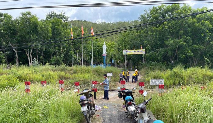 Các lối đi tự mở qua đường sắt tại xã Nam Ninh Hòa được rào, thu hẹp.