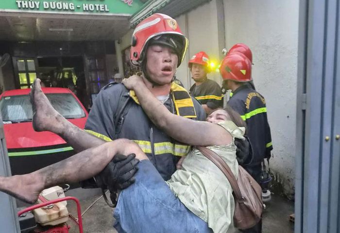6 người lớn, 1 trẻ nhỏ nhập viện sau vụ cháy khách sạn ở TP.HCM.