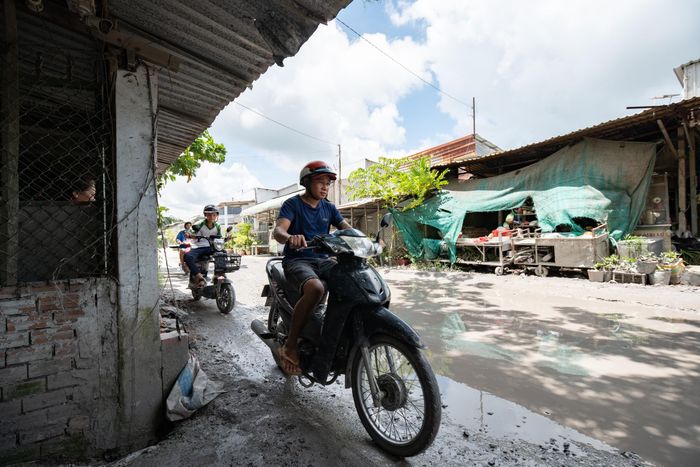 Người điều khiển phương tiện khó khăn để tránh sình lầy trên đường.