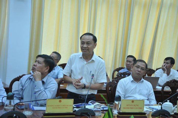 Ông Dương Văn Phúc, Giám đốc Sở Xây dựng tỉnh Vĩnh Long (ảnh trái) và ông Nguyễn Hoàng Tùng, Phó Giám đốc Sở Xây dựng TP Cần Thơ thảo luận tại buổi làm việc.