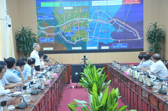 Đại diện Tập đoàn Đèo Cả trình bày về dự án tại cuộc họp.
