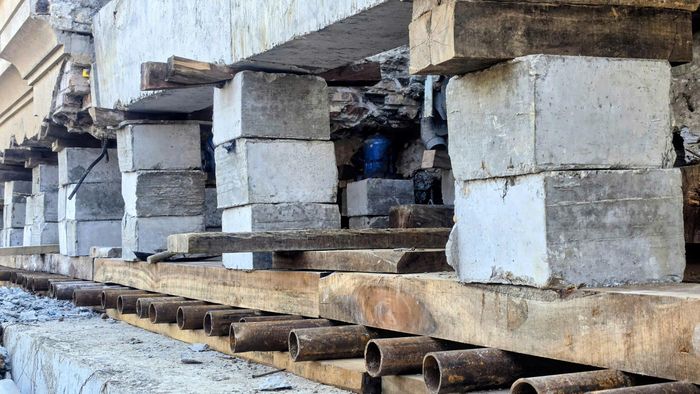Sau khi có đường bằng, đội thợ sẽ dùng kích để nâng bổng toàn bộ biệt thự khỏi móng cũ. Tiếp đến hàng trăm con lăn bằng ống thép đặt bên dưới đáy tạo thành đường ray rồi di chuyển từ từ cả tòa nhà đến vị trí mới.