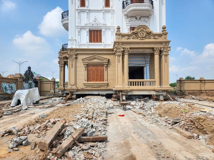 Nói về chi phí thuê "thần đèn" di dời căn biệt thự, ông Sơn cho biết, hiện nay việc di dời mới bắt đầu nên chưa có con số cụ thể. "Tuy nhiên số tiền bỏ ra hàng tỷ đồng để di dời là chắc chắn. Đơn vị thi công dự kiến hoàn thành trong một tháng", ông Sơn nói.